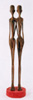 Paar auf rotem Sockel, Holz, 168 cm